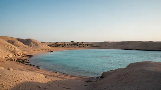 خليج هادئ بين التلال الصحراوية في مرسى علم