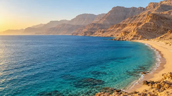 ساحل العين السخنة على خليج السويس وجبال الجلالة وقت العصر