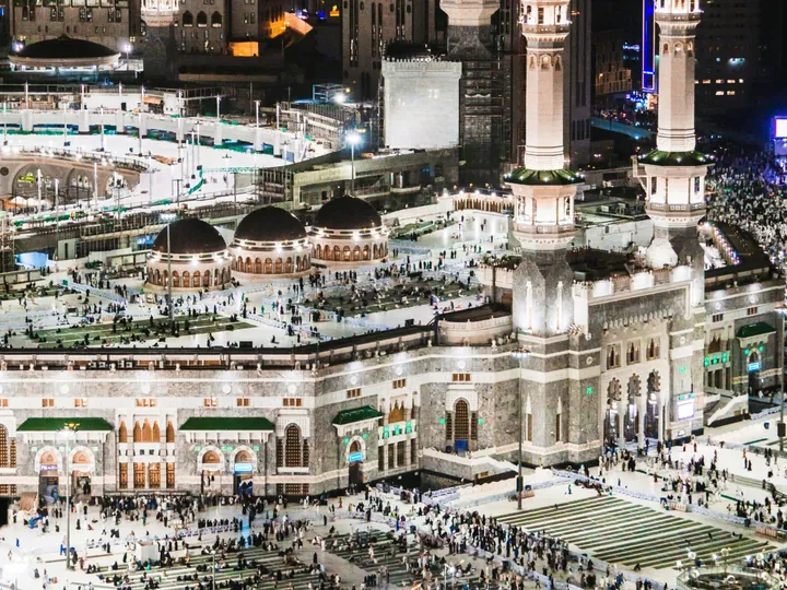 المسجد الحرام ومآذنه مضاءة بالليل