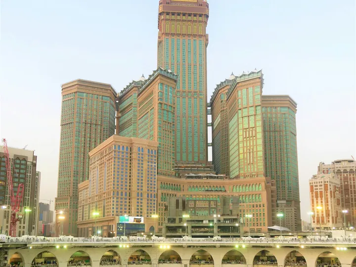 الكعبة المشرفة وأبراج البيت وبرج الساعة في مكة المكرمة
