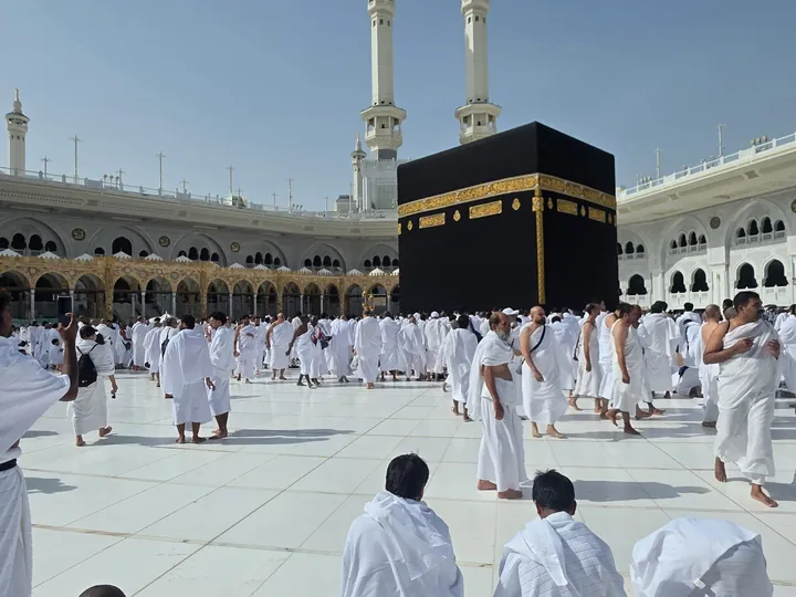 حجاج بملابس الإحرام في صحن المطاف حول الكعبة المشرفة