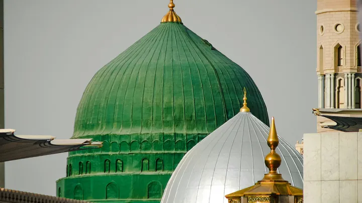 القبة الخضراء فوق الحجرة النبوية في المسجد النبوي