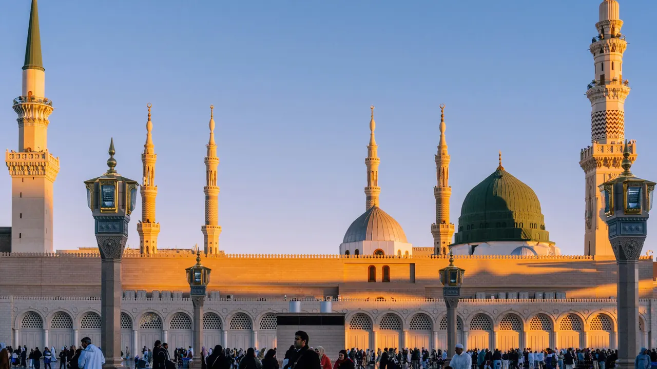 المسجد النبوي الشريف ومآذنه وقت الغروب