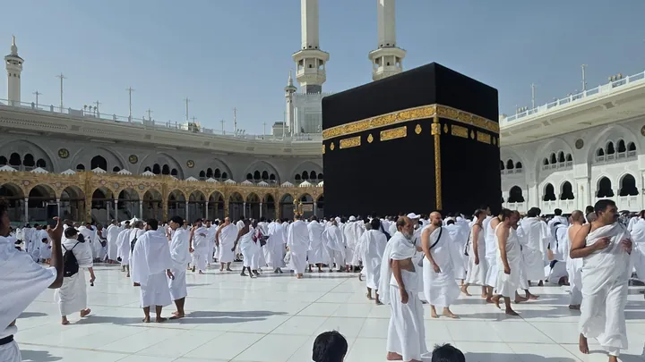 معتمرون بملابس الإحرام في صحن المطاف حول الكعبة المشرفة
