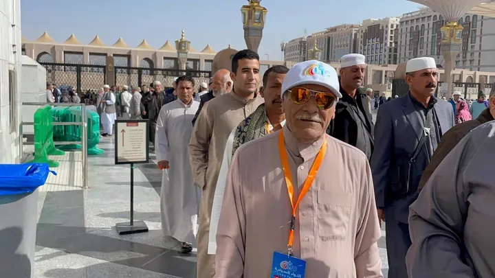 معتمر من اللواء في ساحة المسجد النبوي