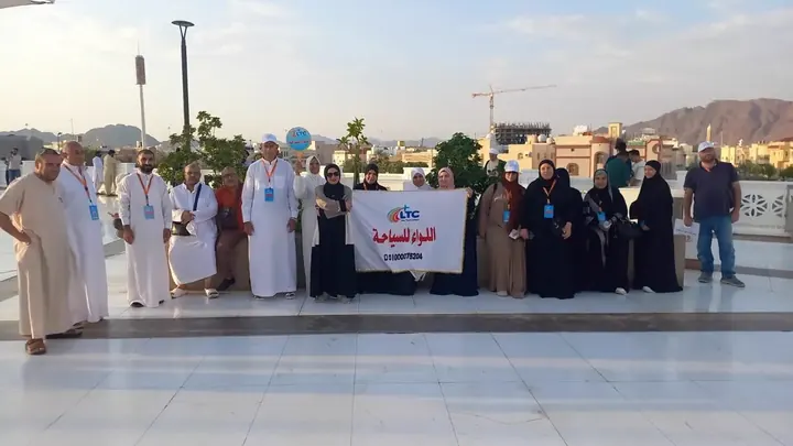 معتمرو اللواء أمام المسجد النبوي وقت الغروب