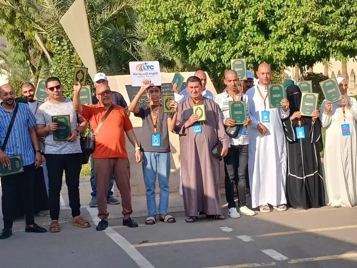 مشرف من اللواء يوزع المصاحف على معتمري الشركة في مكة
